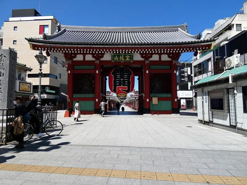 人通りの少ない朝の雷門と参道