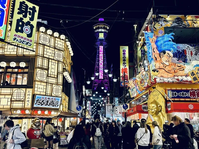看板が並ぶ新世界の商店街と通天閣